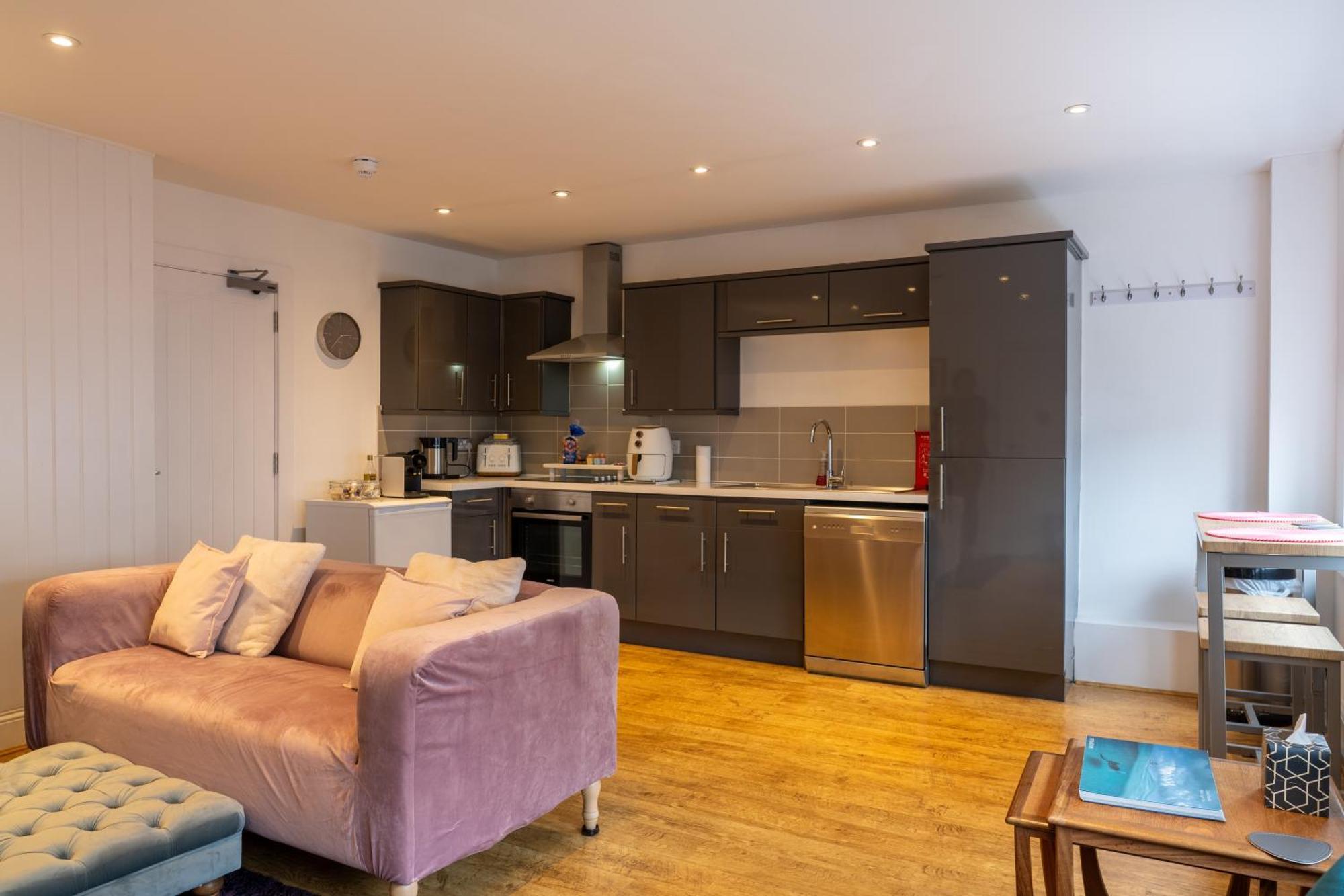 Cute 1 Bed Apartment 2 Mins From The Sea - Sleeps 4, Flat 8 The Gables, Church Street, 라임레지스 외부 사진