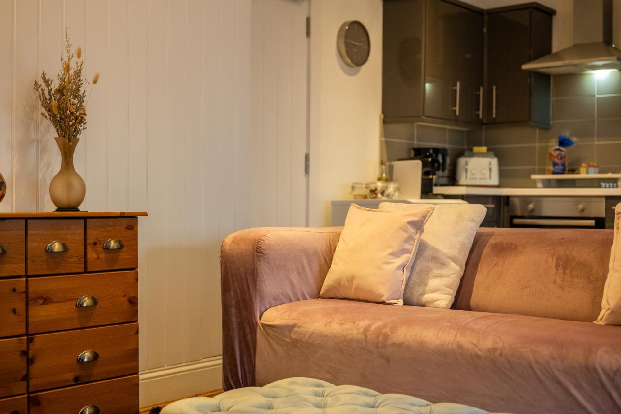 Cute 1 Bed Apartment 2 Mins From The Sea - Sleeps 4, Flat 8 The Gables, Church Street, 라임레지스 외부 사진
